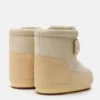 Botas de ante beige con correa Icon de Moon Boot X Vandythepink®