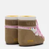 Botas de ante con cuentas en color miel y arena de Moon Boot X Guest in Residence Icon Low