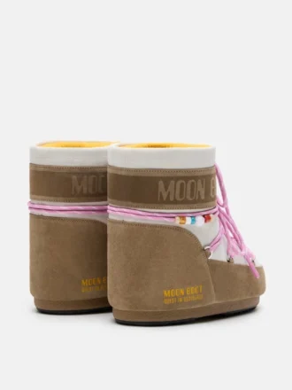 Botas de ante con cuentas en color miel y arena de Moon Boot X Guest in Residence Icon Low