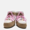 Botas de ante con cuentas en color miel y arena de Moon Boot X Guest in Residence Icon Low