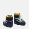 Botas Icon Low de ante con cuentas en color medianoche y gris de Moon Boot x Guest in Residence