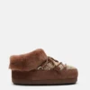 Moon Boot X Guest in Residence: Mules Evx Chalet de piel sintética color cacao Moon Boot X Guest in Residence: Mules Evx Chalet de piel sintética color cacao