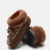 Moon Boot X Guest in Residence: Mules Evx Chalet de piel sintética color cacao Moon Boot X Guest in Residence: Mules Evx Chalet de piel sintética color cacao